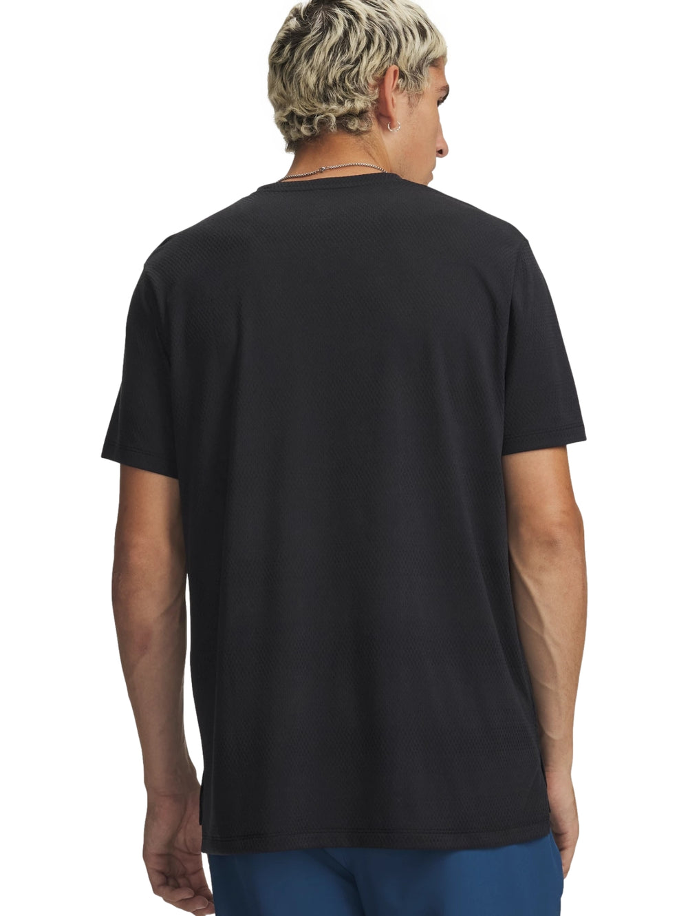 Hombre vistiendo una camiseta deportiva de manga corta color negro de la marca Under Armour.
