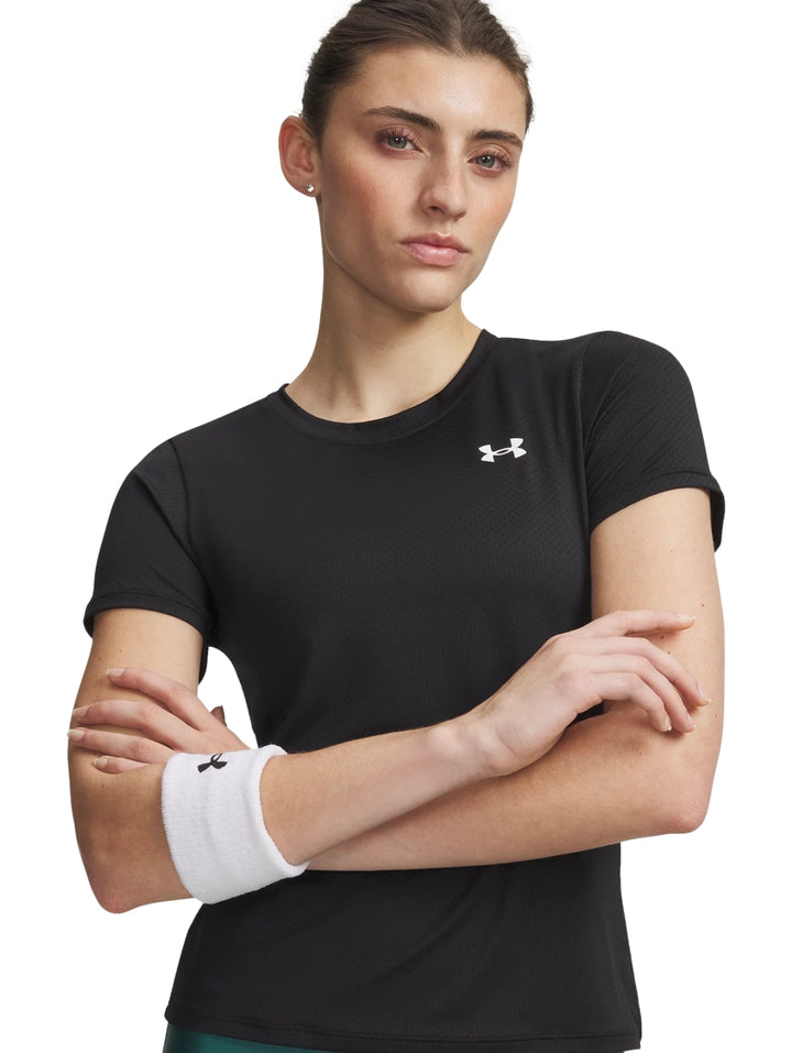 Mujer vistiendo camiseta deportiva negra de manga corta marca Under Armour.