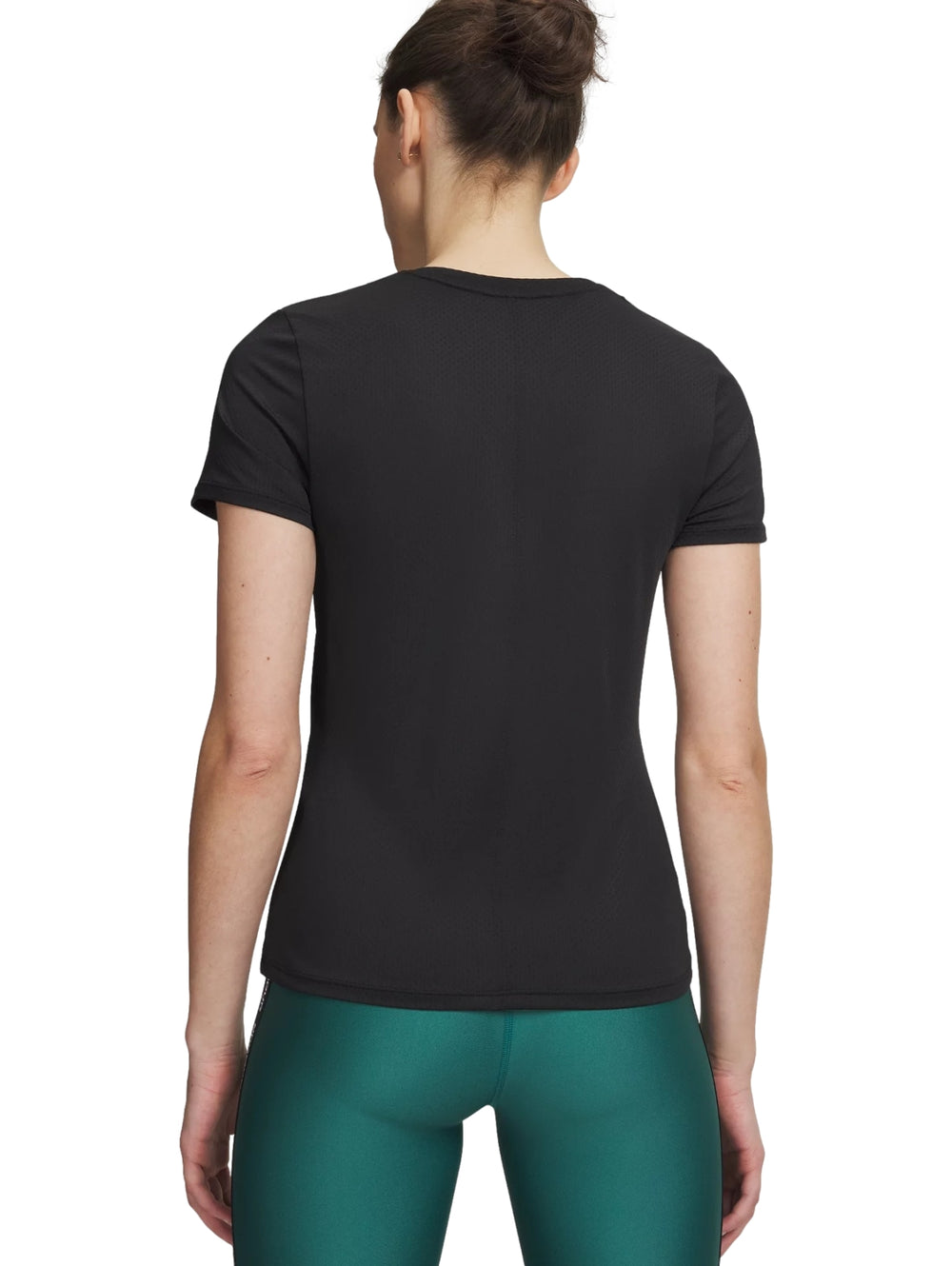 Mujer vistiendo camiseta deportiva negra de manga corta marca Under Armour.