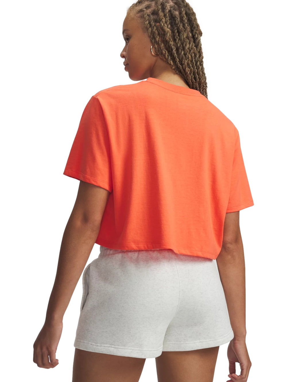 Playera crop top color rojo de manga corta para mujer de la marca Under Armour.