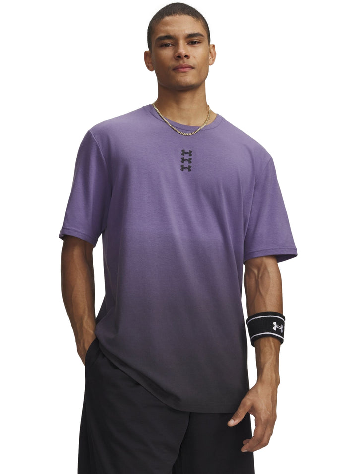 Playera Under Armour para hombre con diseño degradado de morado a negro y logos frontales.