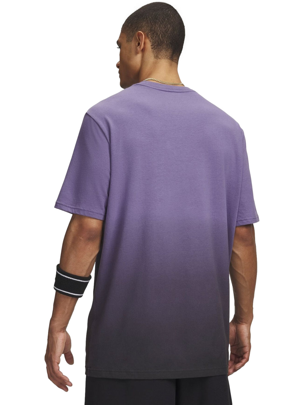 Playera Under Armour para hombre con diseño degradado de morado a negro y logos frontales.