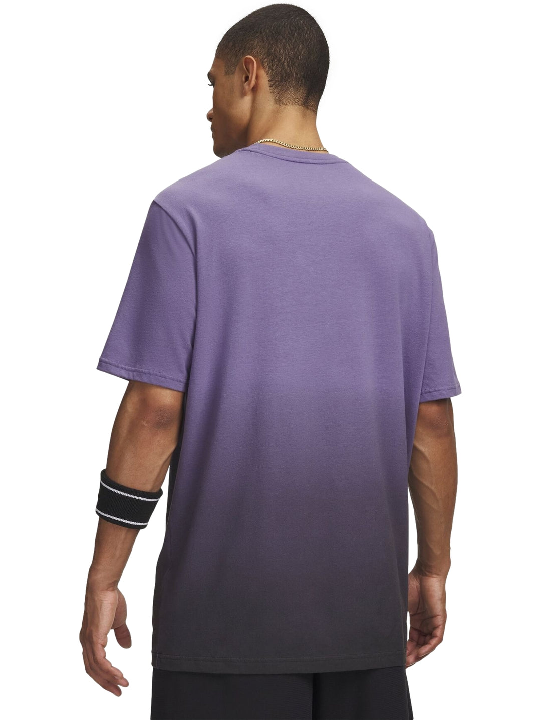 Playera Under Armour para hombre con diseño degradado de morado a negro y logos frontales.