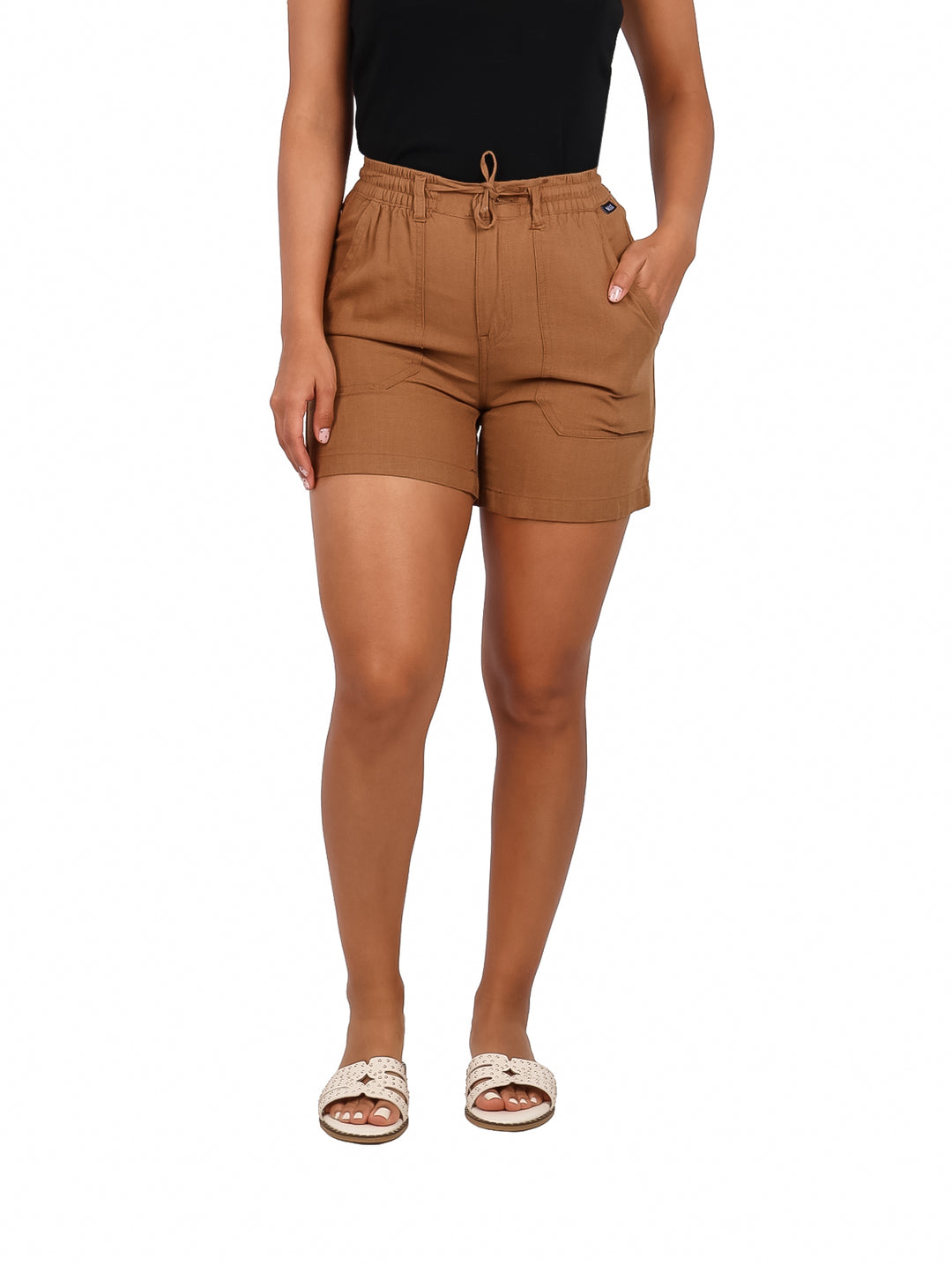 Mujer vistiendo shorts color camel de cintura elástica con cordón ajustable.