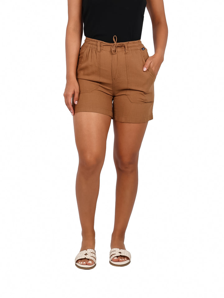 Mujer vistiendo shorts color camel de cintura elástica con cordón ajustable.