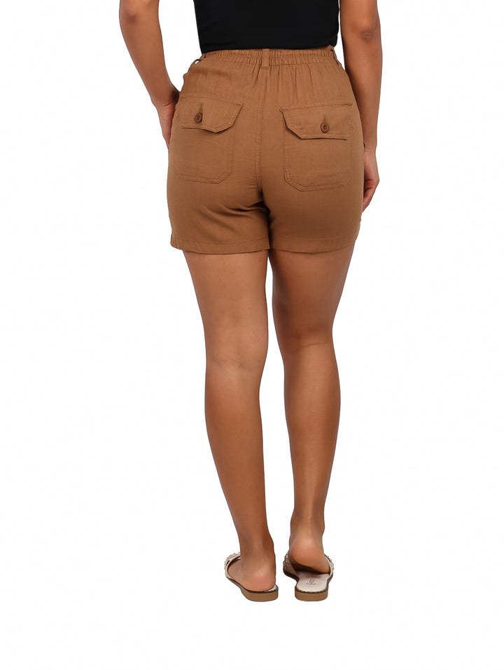 Mujer vistiendo shorts color camel de cintura elástica con cordón ajustable.