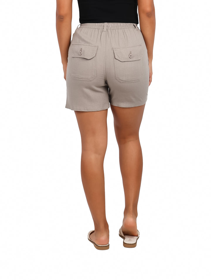 Mujer vistiendo shorts cortos de color gris con cintura elástica y cordón.