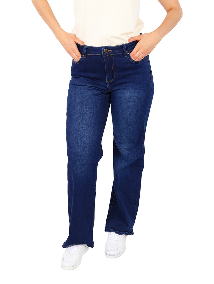 Pantalones de mezclilla azul oscuro de corte recto para mujer.