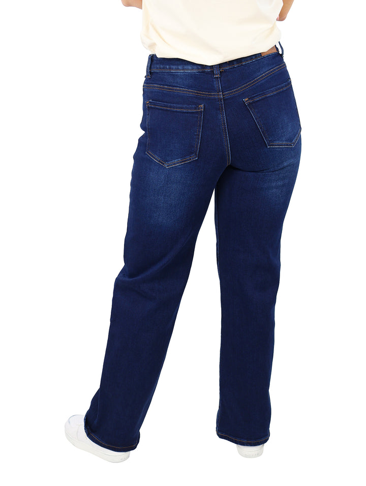 Pantalones de mezclilla azul oscuro de corte recto para mujer.