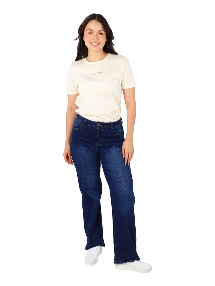 Pantalones de mezclilla azul oscuro de corte recto para mujer.