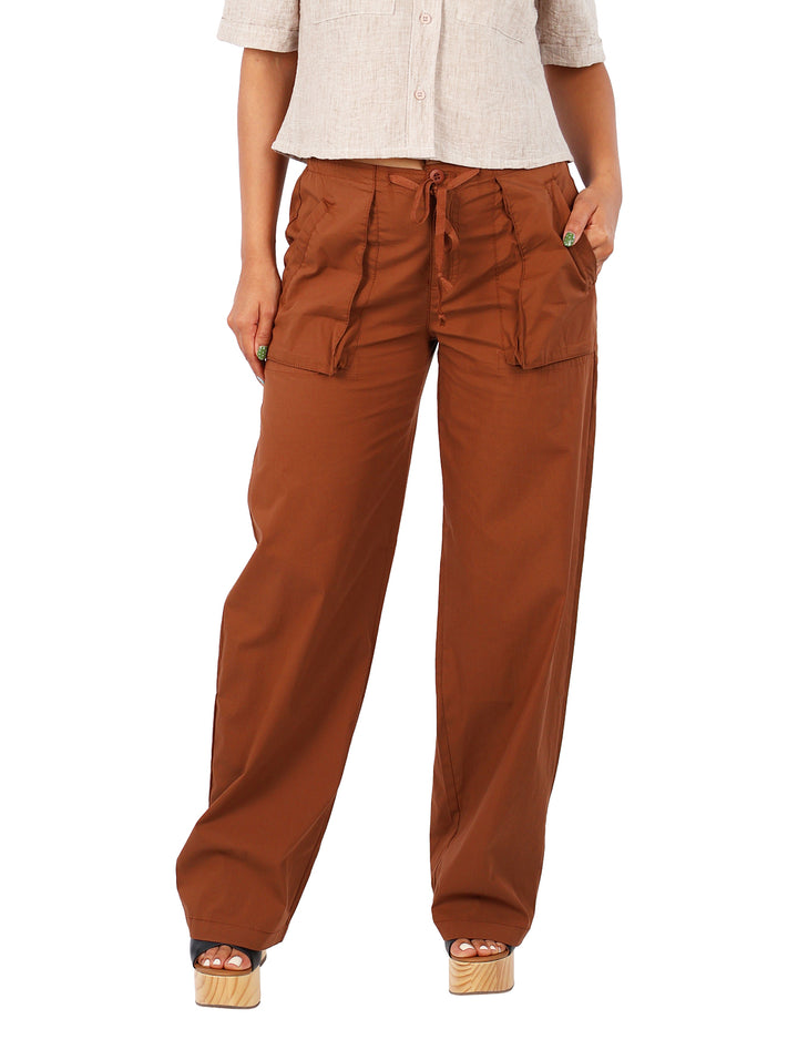 Pantalón color café de pierna ancha con jareta en la cintura y bolsillos laterales.