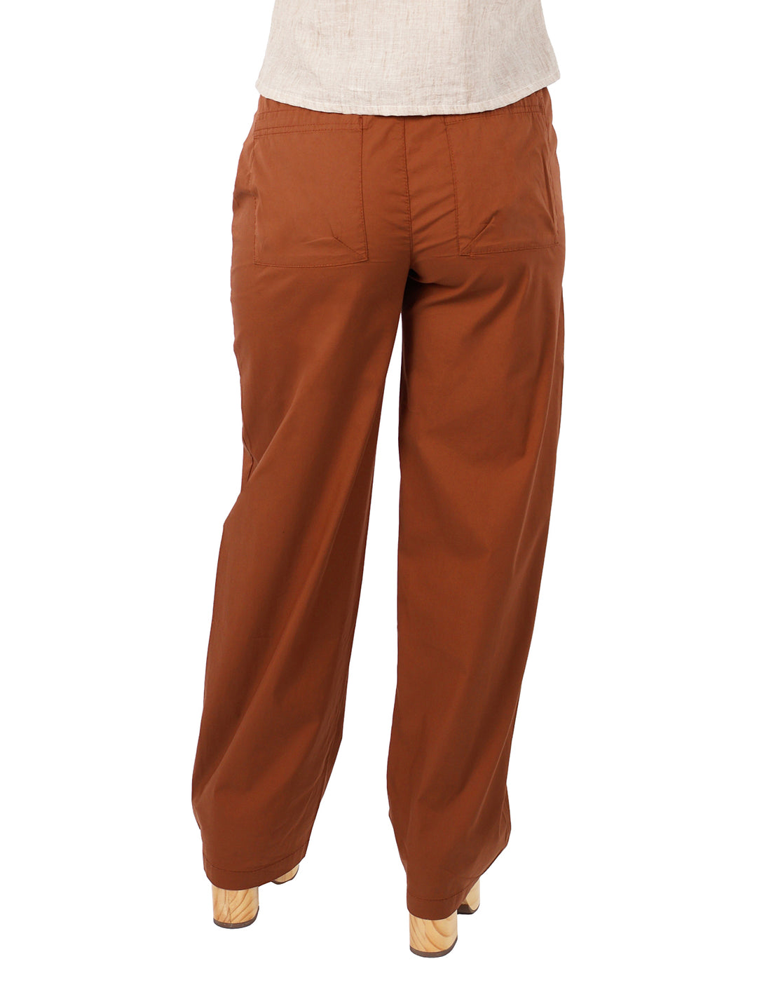Pantalón color café de pierna ancha con jareta en la cintura y bolsillos laterales.