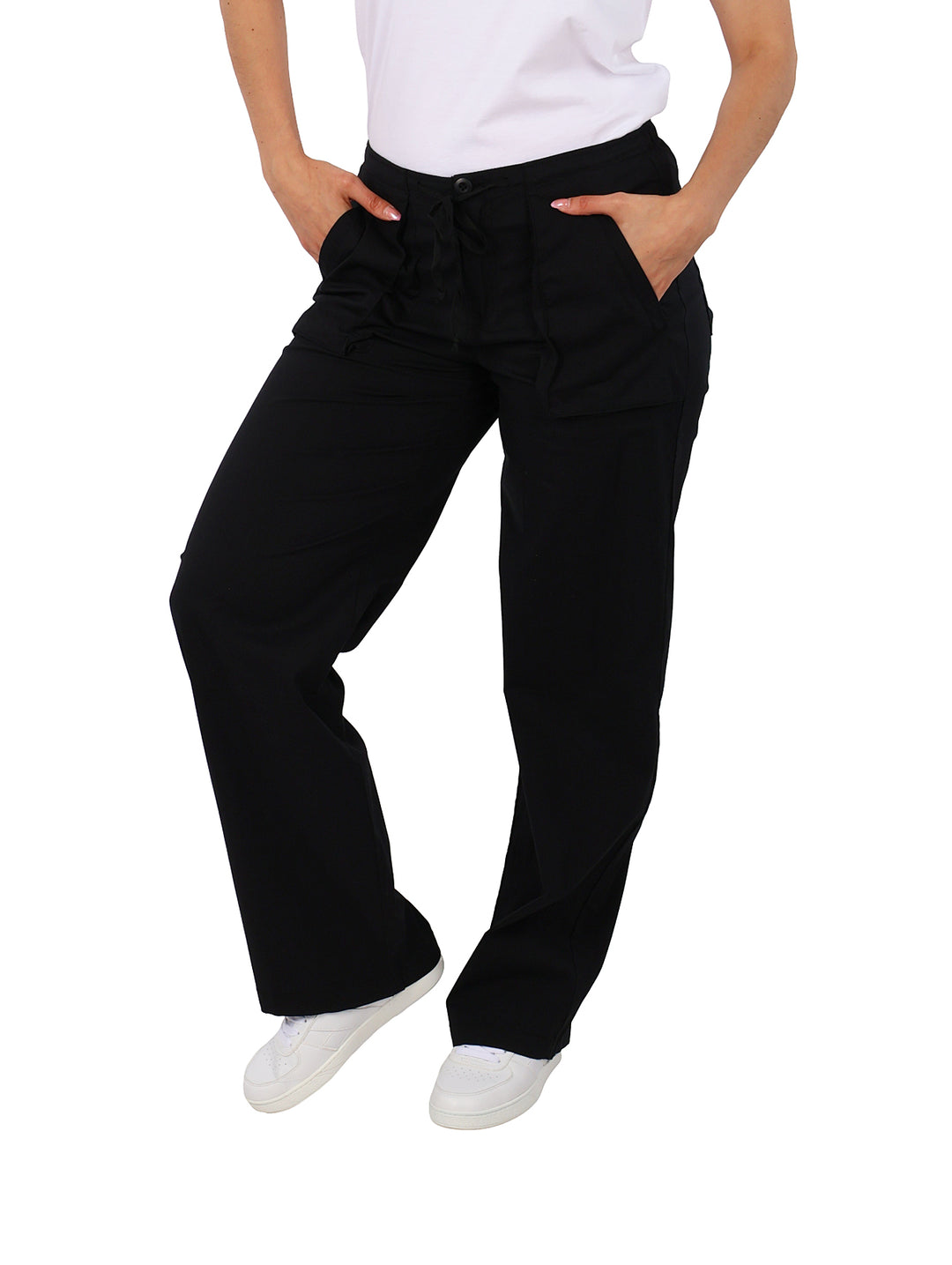 Pantalón negro de tela con cintura de jareta y bolsillos laterales, estilo casual.