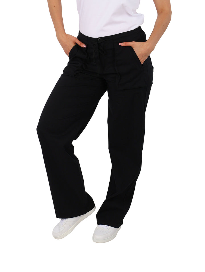Pantalón negro de tela con cintura de jareta y bolsillos laterales, estilo casual.