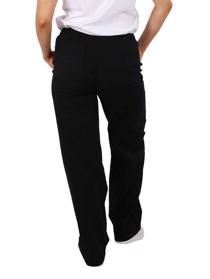 Pantalón negro de tela con cintura de jareta y bolsillos laterales, estilo casual.
