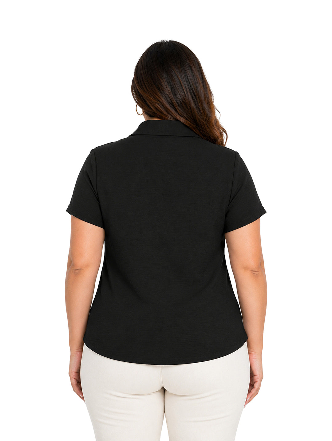 Mujer vistiendo blusa negra de manga corta con botones y pantalones blancos.