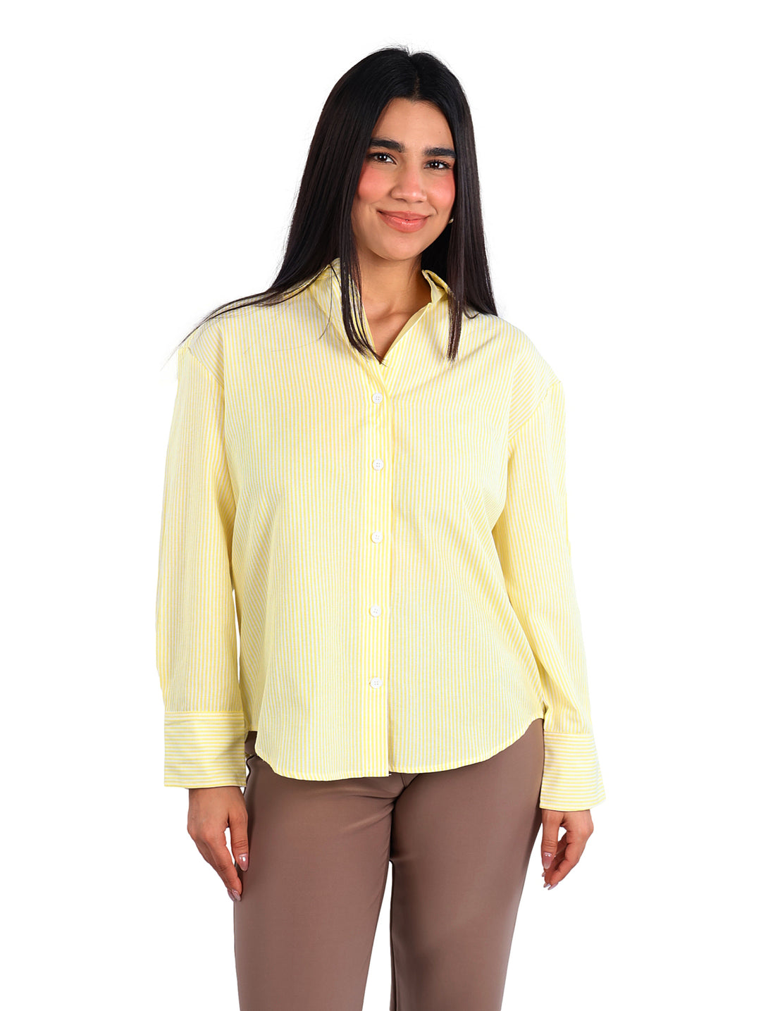 Mujer vistiendo una camisa amarilla a rayas blancas de manga larga y cuello.