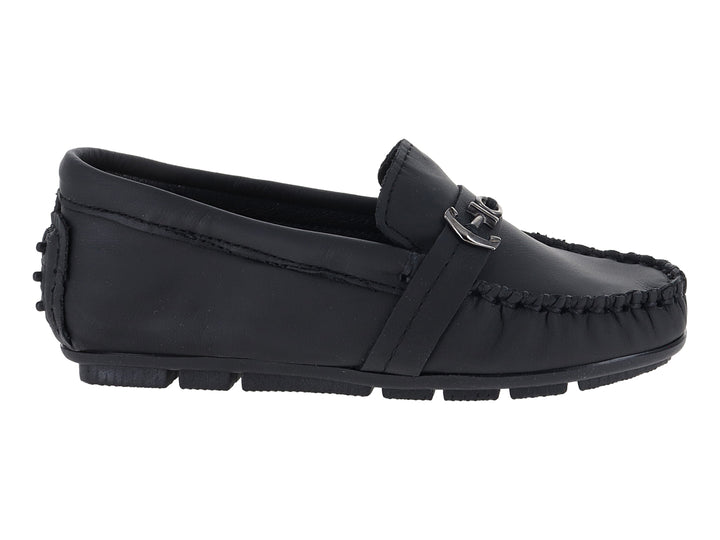 Zapato tipo mocasín para niño en piel color negro con detalle metálico plateado y suela track.