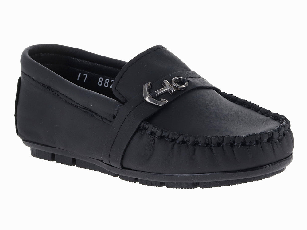 Zapato tipo mocasín para niño en piel color negro con detalle metálico plateado y suela track.