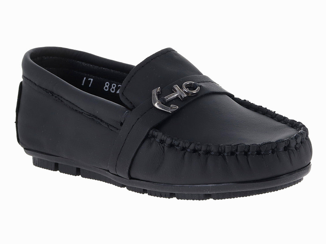 Zapato tipo mocasín para niño en piel color negro con detalle metálico plateado y suela track.