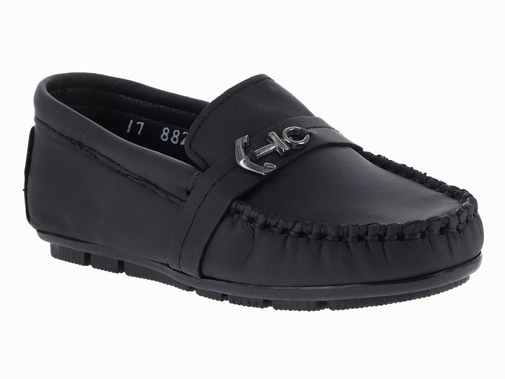 Zapato tipo mocasín para niño en piel color negro con detalle metálico plateado y suela track.