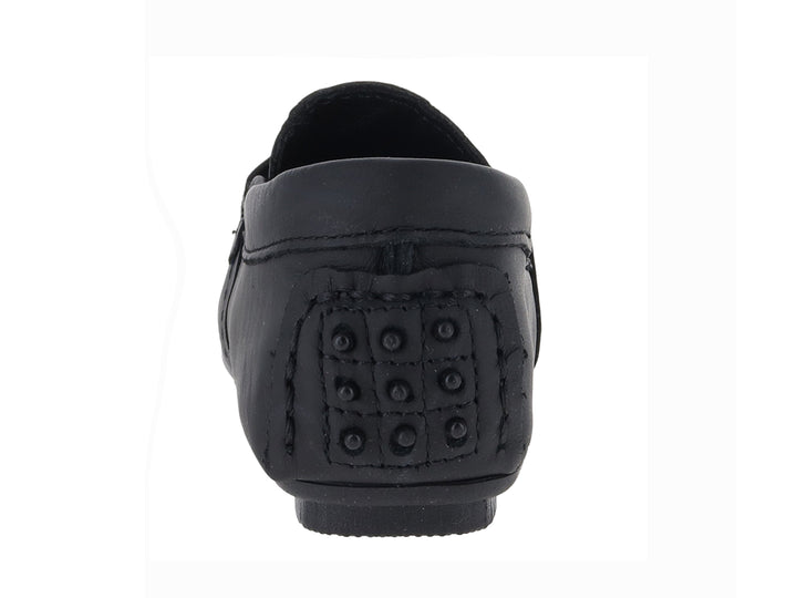 Zapato tipo mocasín para niño en piel color negro con detalle metálico plateado y suela track.