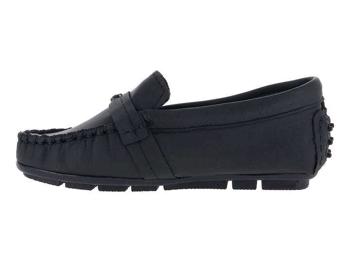Zapato tipo mocasín para niño en piel color negro con detalle metálico plateado y suela track.