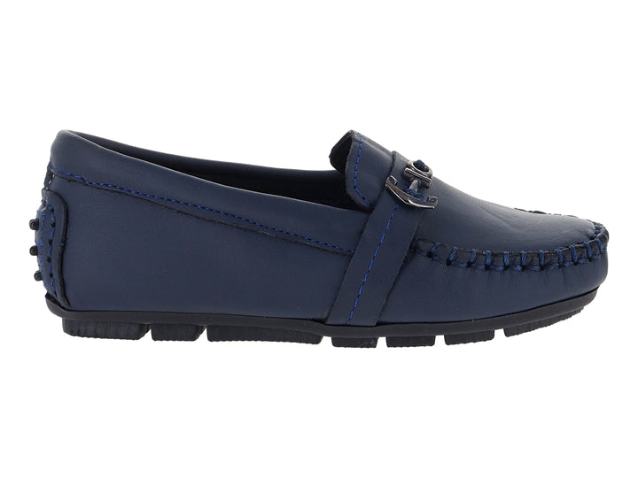 Zapato tipo mocasín para niño en color azul marino con hebilla plateada y suela negra.