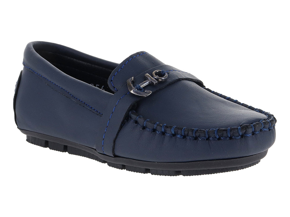 Zapato tipo mocasín para niño en color azul marino con hebilla plateada y suela negra.