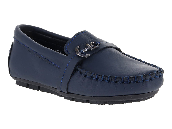 Zapato tipo mocasín para niño en color azul marino con hebilla plateada y suela negra.