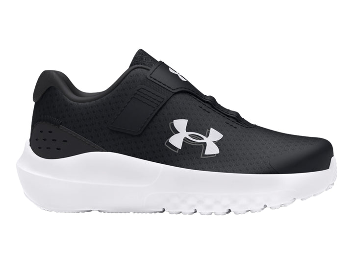Tenis deportivos Under Armour en color negro con suela blanca y cierre de correa de velcro para niño.