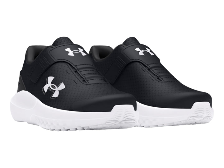 Tenis deportivos Under Armour en color negro con suela blanca y cierre de correa de velcro para niño.