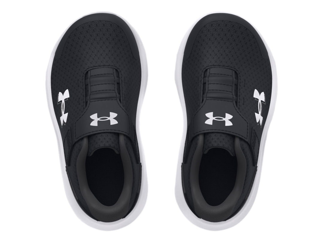 Tenis deportivos Under Armour en color negro con suela blanca y cierre de correa de velcro para niño.