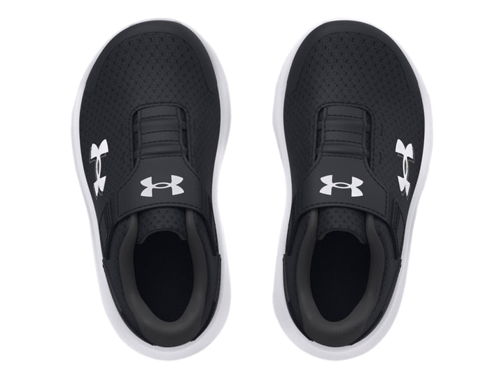 Tenis deportivos Under Armour en color negro con suela blanca y cierre de correa de velcro para niño.