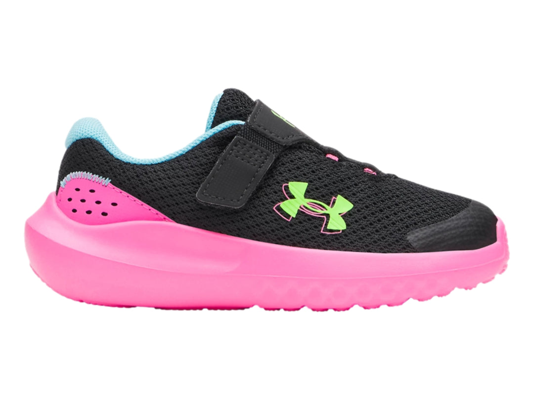 Tenis deportivos Under Armour para niño o niña en color negro con suela rosa y detalles en azul y verde neón.