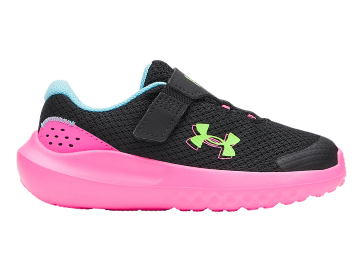 Tenis deportivos Under Armour para niño o niña en color negro con suela rosa y detalles en azul y verde neón.