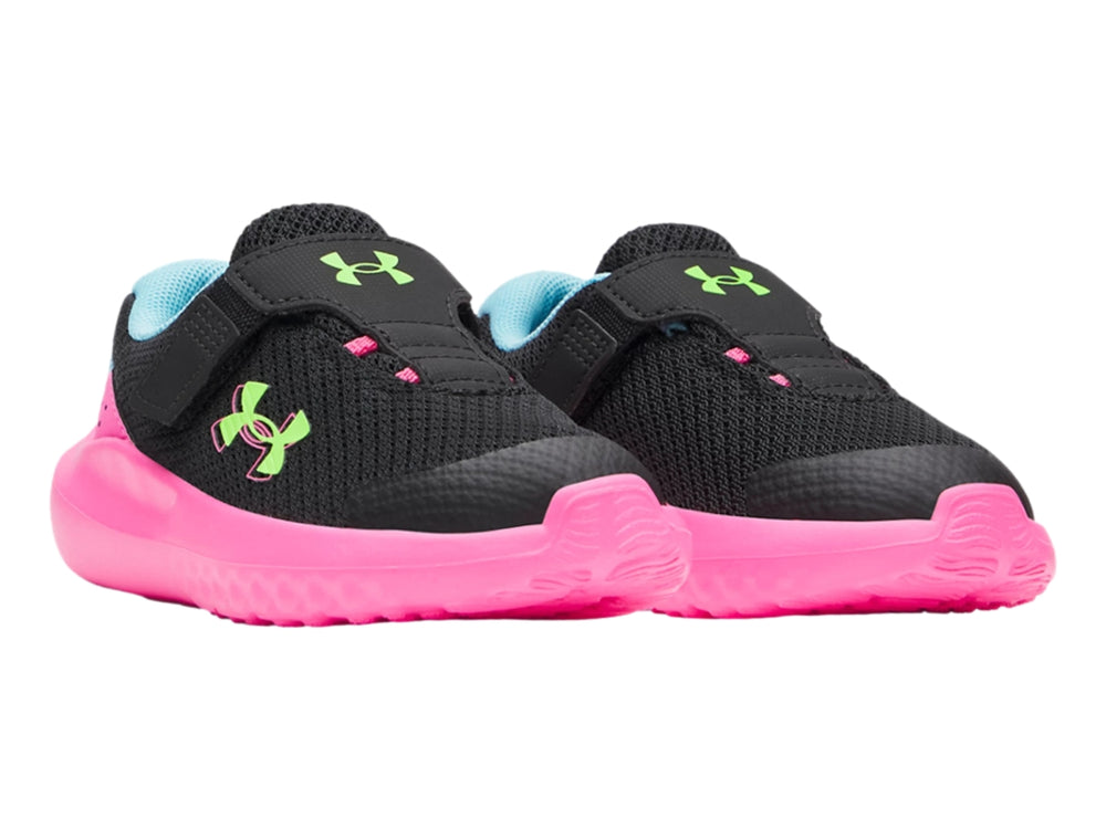 Tenis deportivos Under Armour para niño o niña en color negro con suela rosa y detalles en azul y verde neón.