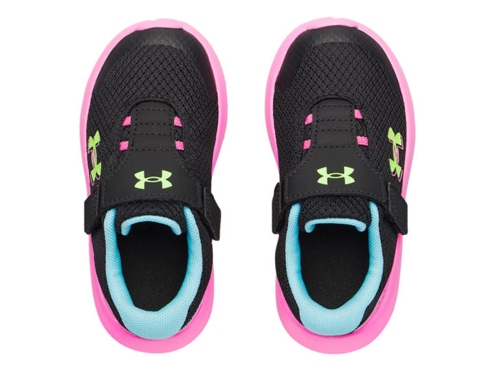 Tenis deportivos Under Armour para niño o niña en color negro con suela rosa y detalles en azul y verde neón.