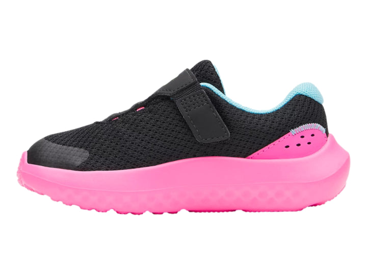 Tenis deportivos Under Armour para niño o niña en color negro con suela rosa y detalles en azul y verde neón.