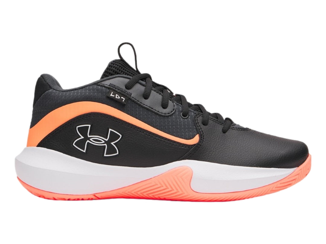 Tenis de baloncesto Under Armour color negro con detalles en naranja y suela blanca.