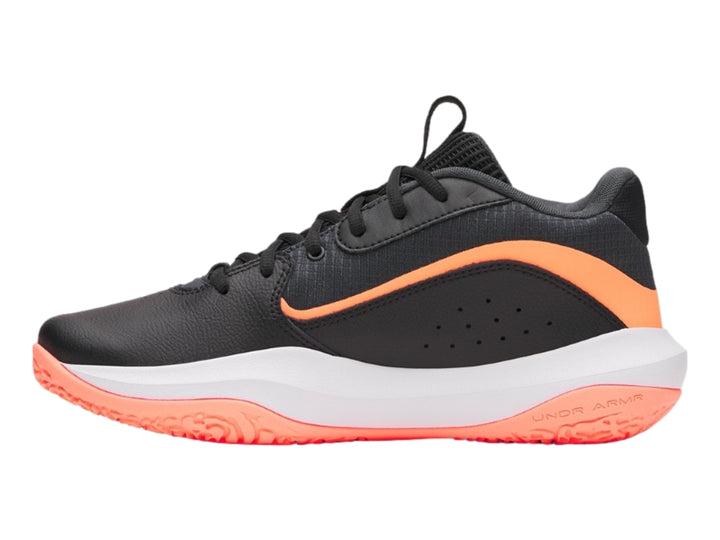 Tenis de baloncesto Under Armour color negro con detalles en naranja y suela blanca.