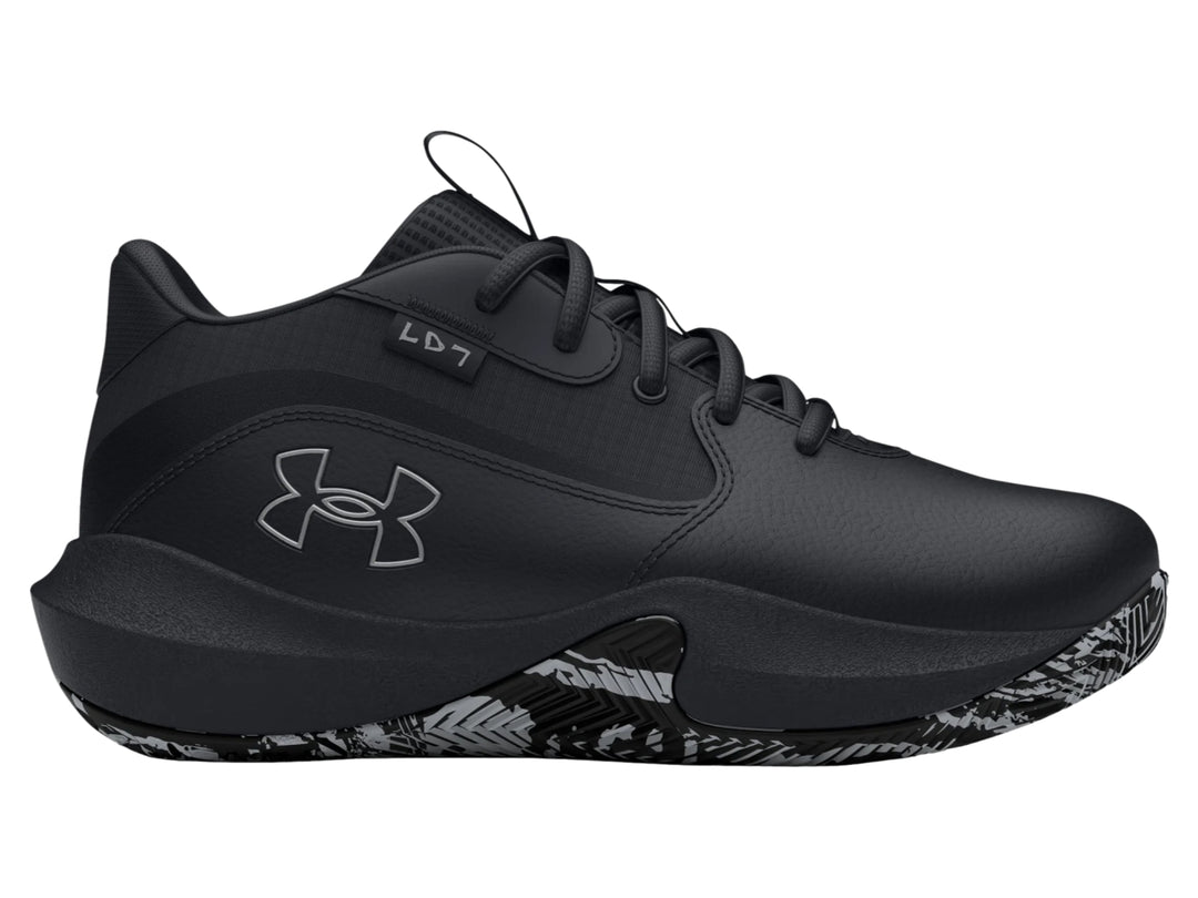 Tenis de baloncesto Under Armour color negro con suela estampada en blanco y negro.