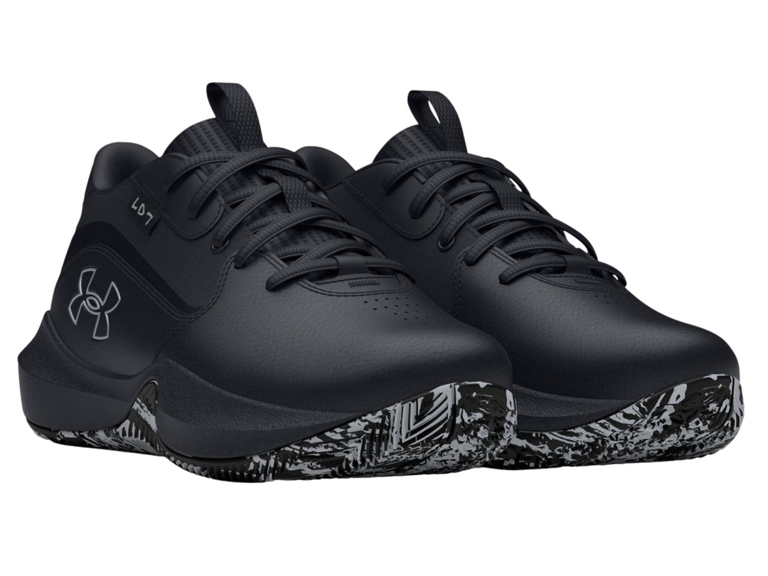 Tenis de baloncesto Under Armour color negro con suela estampada en blanco y negro.