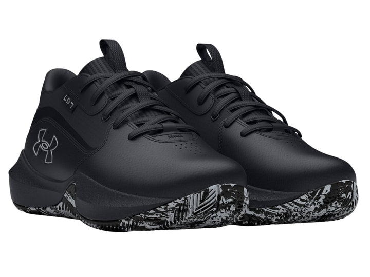 Tenis de baloncesto Under Armour color negro con suela estampada en blanco y negro.