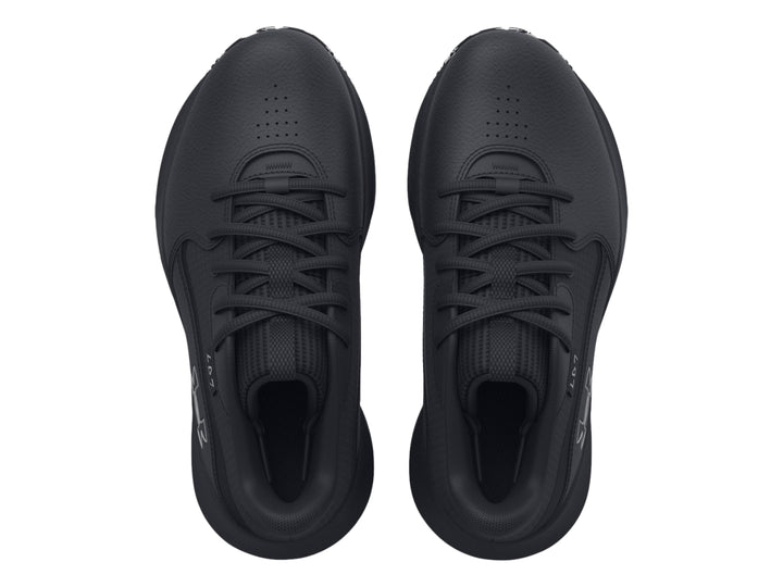 Tenis de baloncesto Under Armour color negro con suela estampada en blanco y negro.