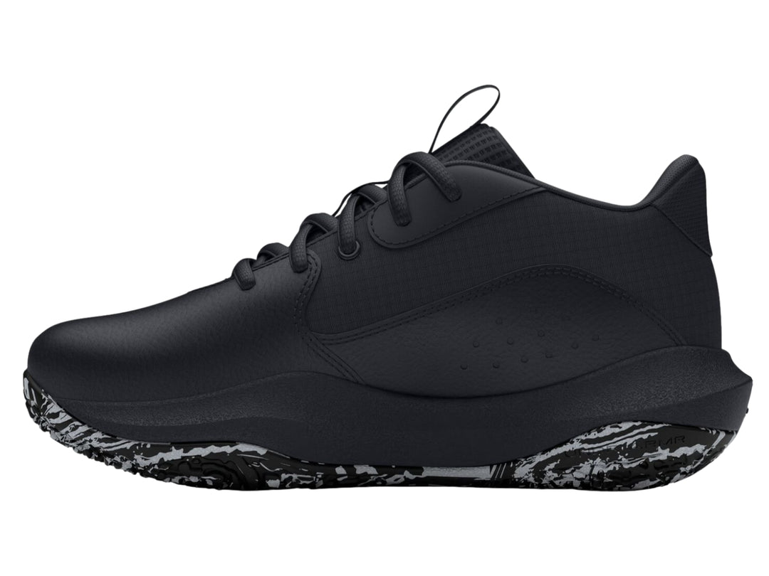 Tenis de baloncesto Under Armour color negro con suela estampada en blanco y negro.