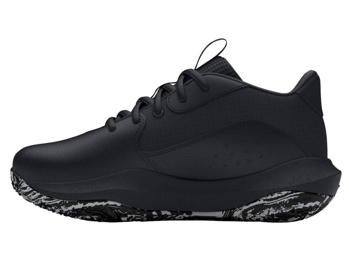 Tenis de baloncesto Under Armour color negro con suela estampada en blanco y negro.