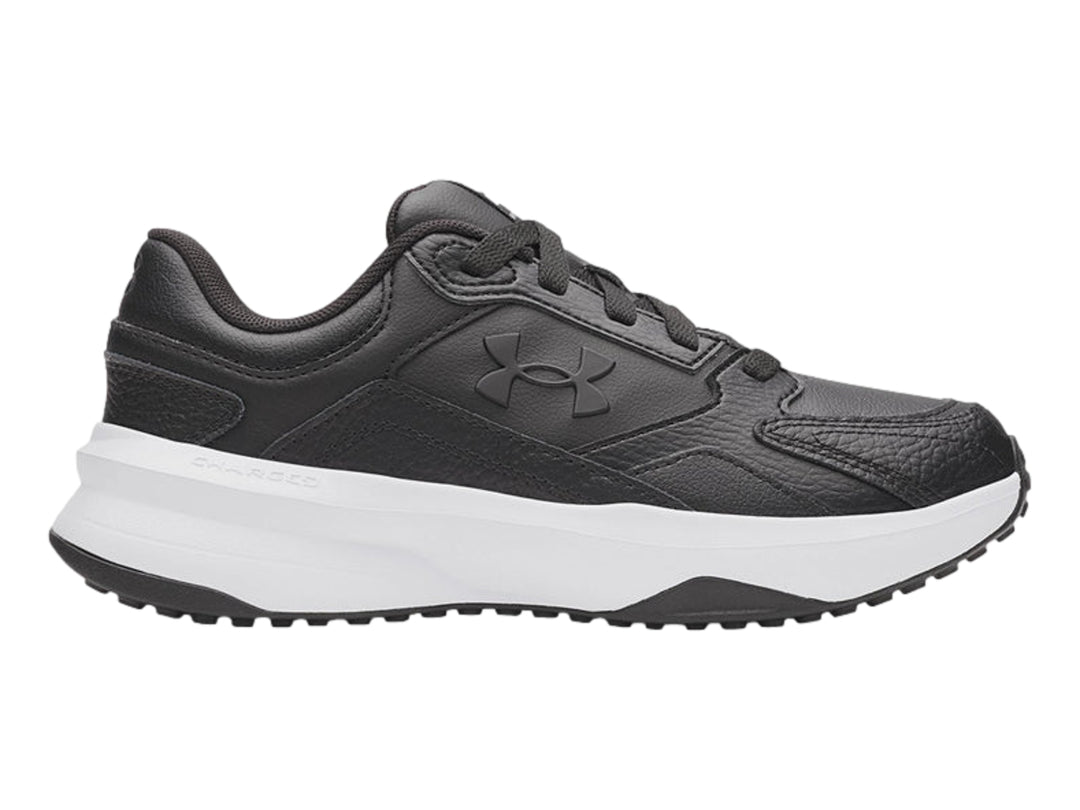 Tenis Under Armour de cuero negro con suela blanca gruesa y cordones negros.
