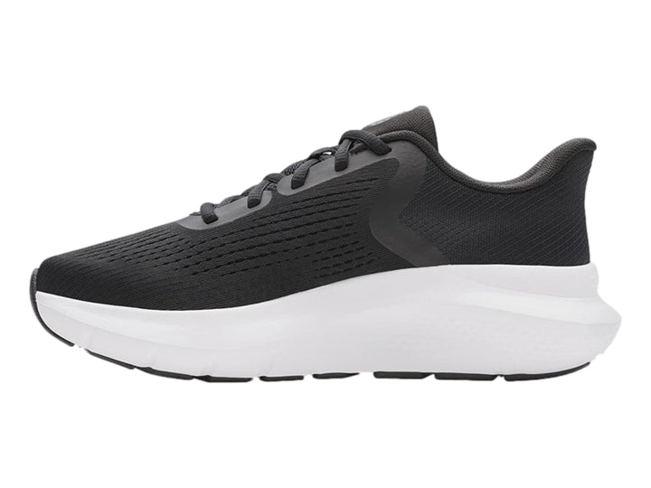 Tenis Under Armour de cuero negro con suela blanca gruesa y cordones negros.