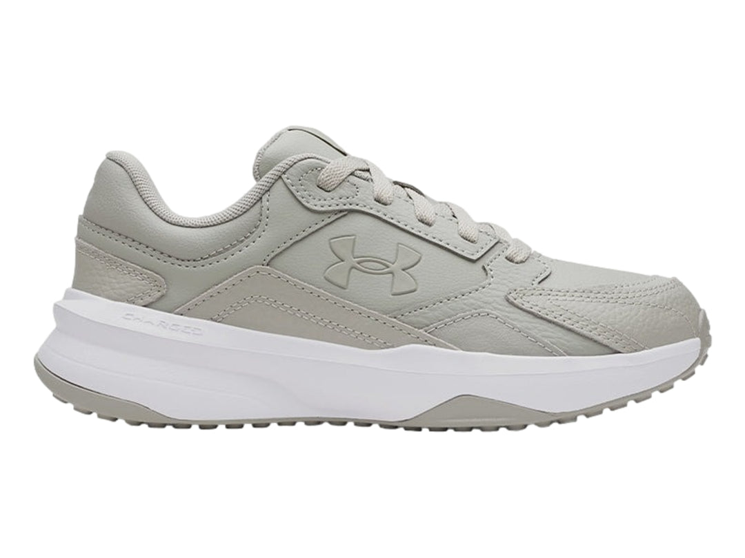 Tenis deportivos Under Armour en color gris con suela blanca.